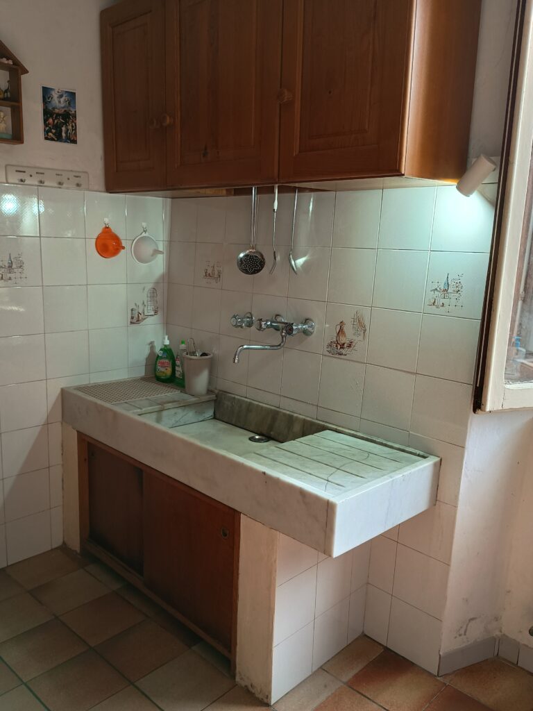 Il vecchio acquaio in marmo