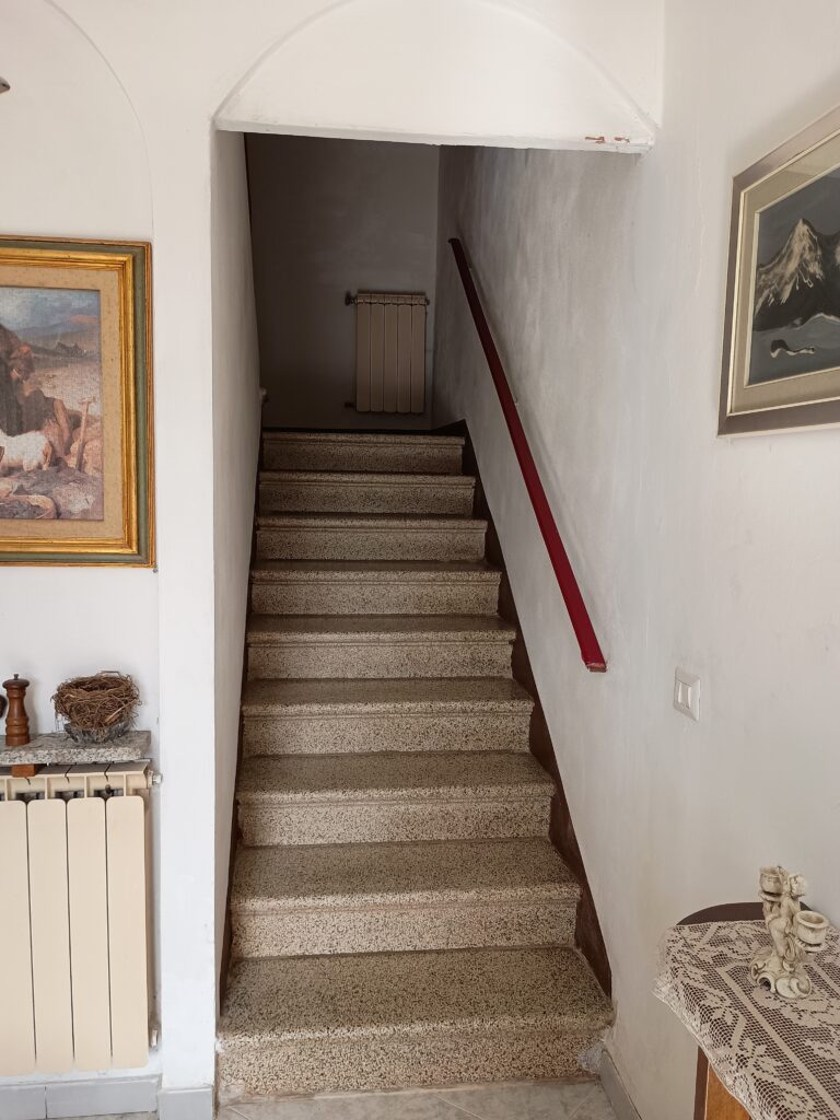 La scala di granito per l'accesso al primo piano