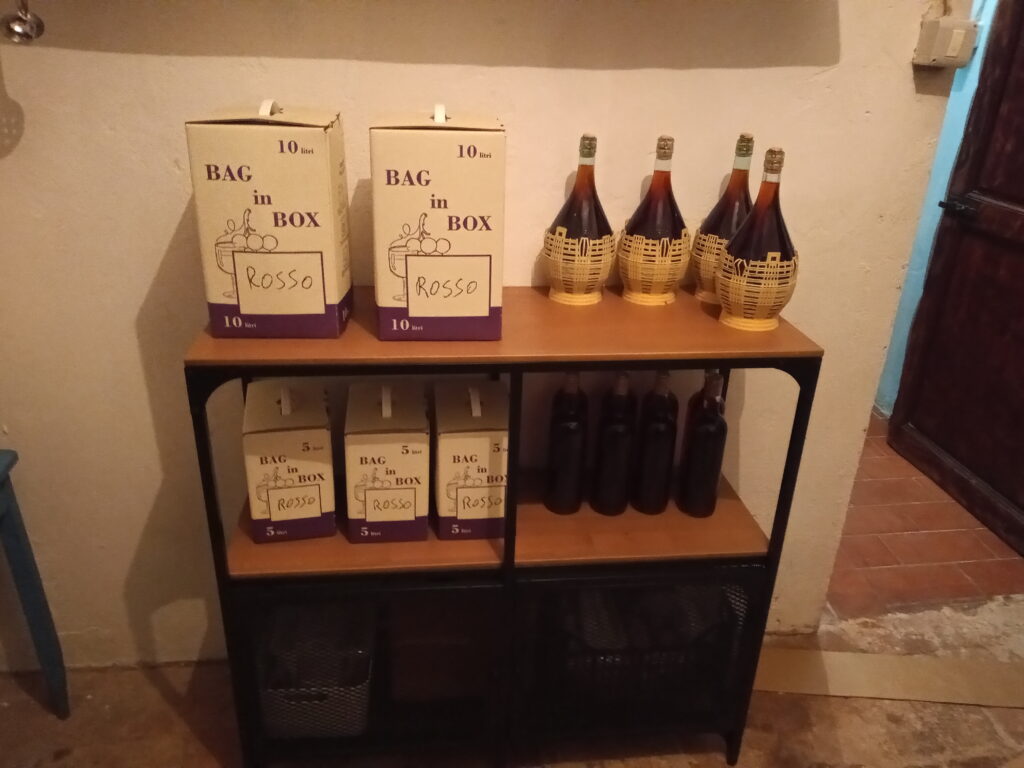 L'esposizone dei "bag in box" e dei fiaschi di vinsanto